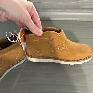 NWT little boy’s chestnut size 11 velcro boots
